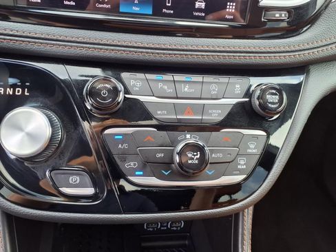 New 2025 Chrysler Pacifica Pinnacle w/ Trailer Tow Group image 18