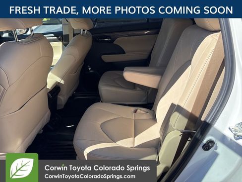 Used 2024 Toyota Highlander Platinum image 11