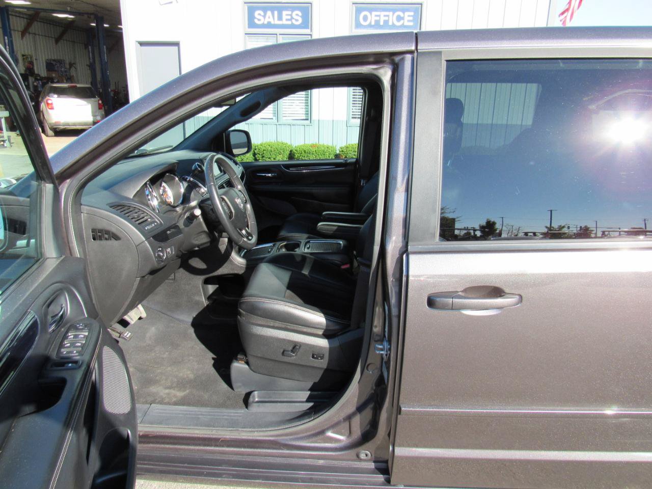 Used 2015 Dodge Grand Caravan SXT FWD image 15