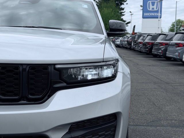 Used 2025 Jeep Grand Cherokee Altitude AWD/4WD image 3