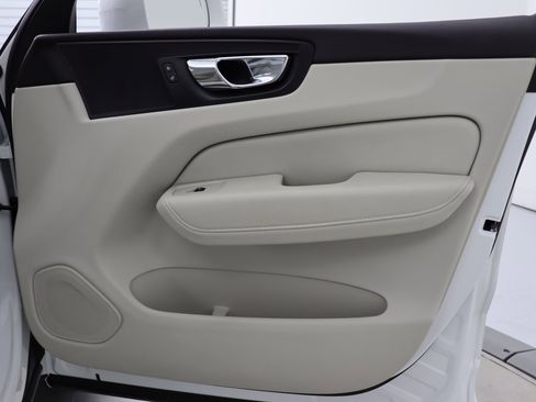 Used 2018 Volvo XC60 T6 Momentum w/ Vision Package image 37