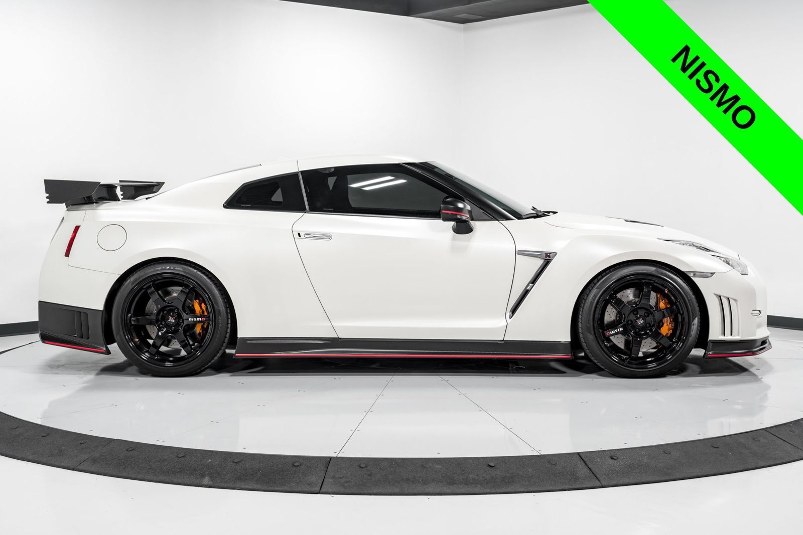 Used 2016 Nissan GT-R NISMO AWD/4WD image 2