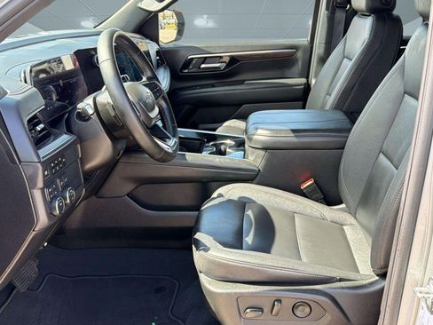 Used 2025 Chevrolet Suburban Z71 image 5