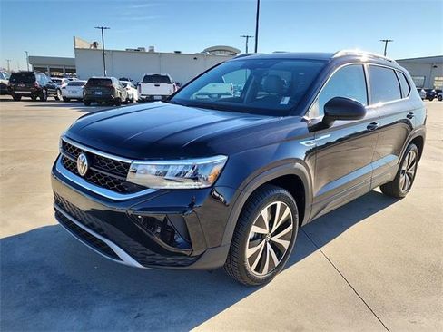 Certified 2024 Volkswagen Taos SE image 7