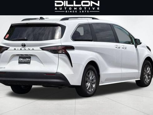 Used 2026 Toyota Sienna LE AWD/4WD image 4