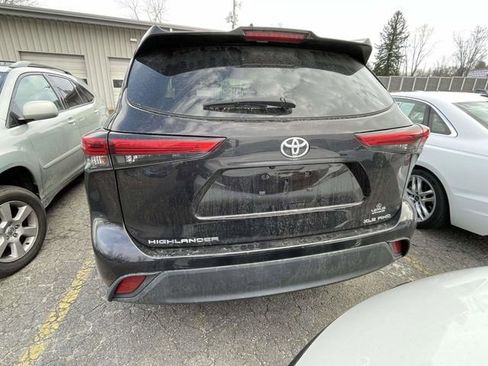 Used 2022 Toyota Highlander XLE image 3