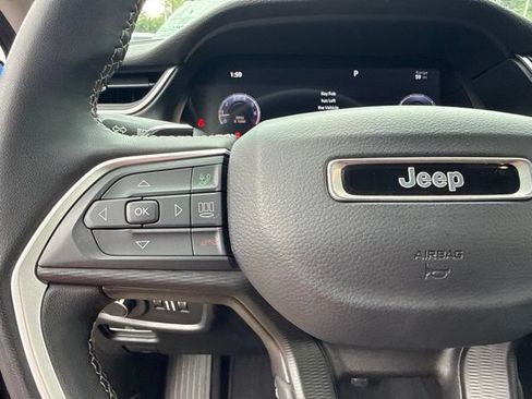 Used 2023 Jeep Grand Cherokee Laredo w/ Luxury Tech Group I AWD/4WD image 39