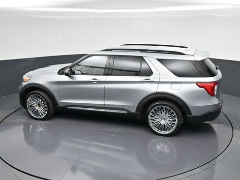Used 2020 Ford Explorer XLT w/ Equipment Group 202A RWD image 24