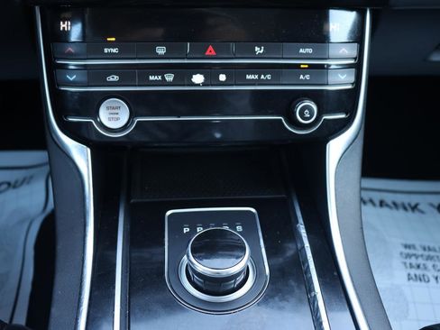 Used 2019 Jaguar XE Premium image 34