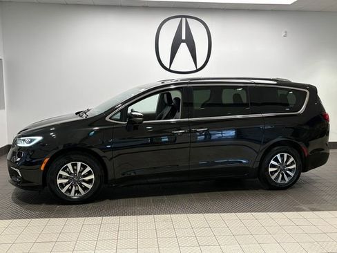 Used 2021 Chrysler Pacifica Touring-L image 3