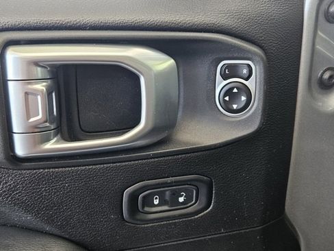 Used 2019 Jeep Wrangler Unlimited Sahara image 13