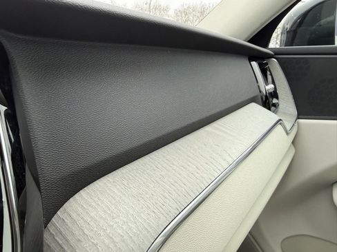 Used 2023 Volvo XC60 B5 Plus w/ Climate Package image 9