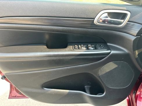 Used 2019 Jeep Grand Cherokee Altitude AWD/4WD image 15