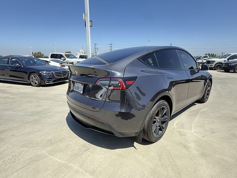 Used 2024 Tesla Model Y Long Range AWD/4WD image 3