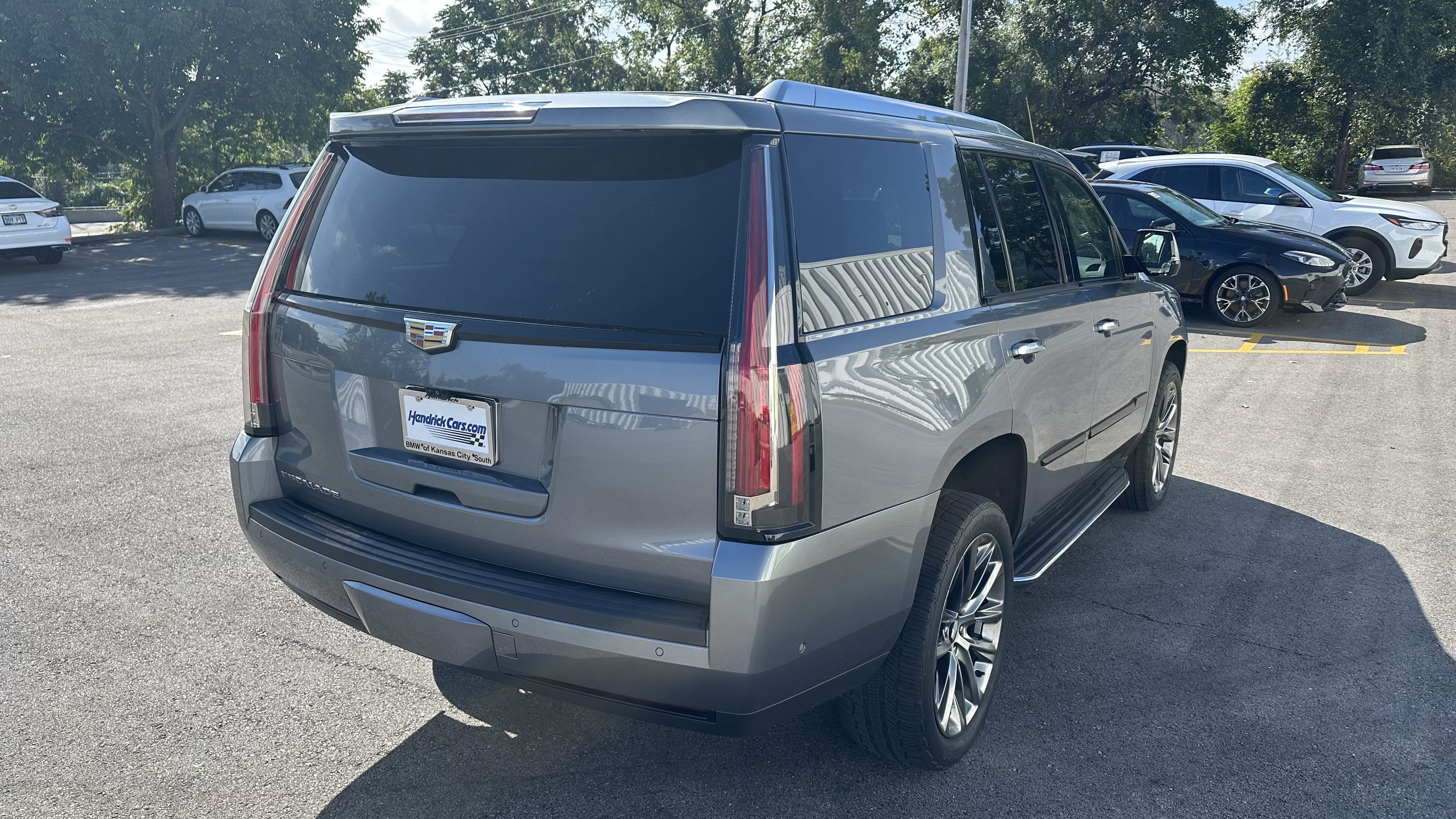 Used 2020 Cadillac Escalade Luxury w/ Escalade Sport Edition AWD/4WD image 10