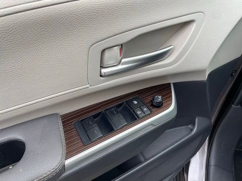 Used 2024 Toyota Sienna XLE image 12