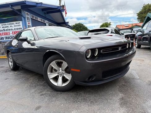 Used 2022 Dodge Challenger SXT RWD image 1