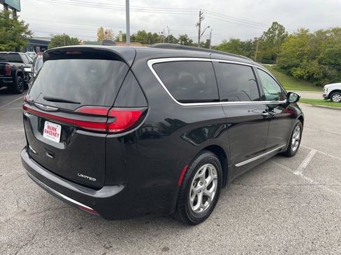 Used 2023 Chrysler Pacifica Limited image 6