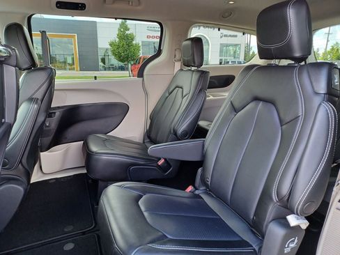 Used 2023 Chrysler Pacifica Touring-L w/ Uconnect Theater Family Group AWD/4WD image 33