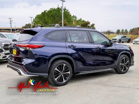 Used 2022 Toyota Highlander XSE image 12