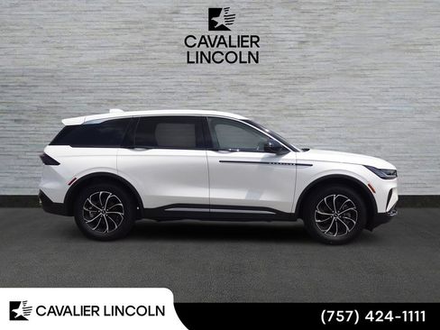 Used 2026 Lincoln Nautilus Premier AWD/4WD image 2