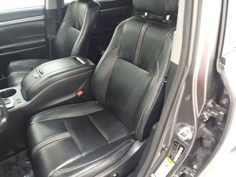 Used 2018 Toyota Highlander SE image 14