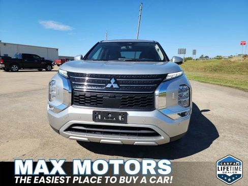 Used 2023 Mitsubishi Outlander SE image 3