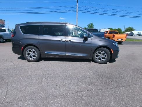 Used 2023 Chrysler Pacifica Limited FWD image 32