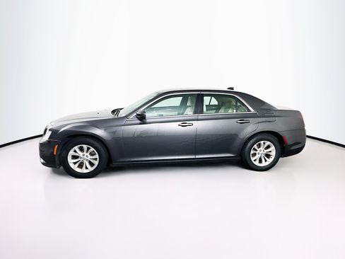 Used 2015 Chrysler 300 Limited RWD image 4