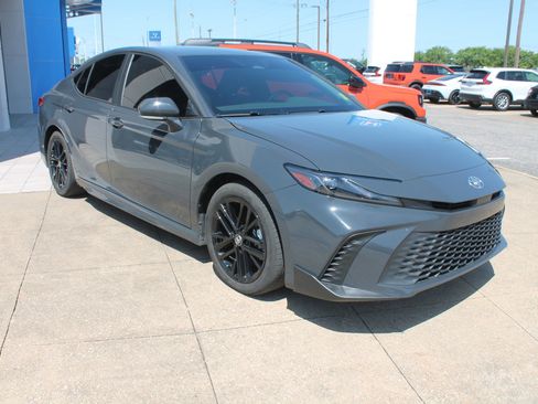 Used 2025 Toyota Camry SE image 1