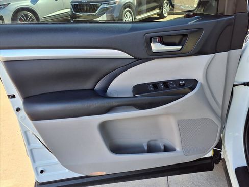 Used 2019 Toyota Highlander XLE image 17