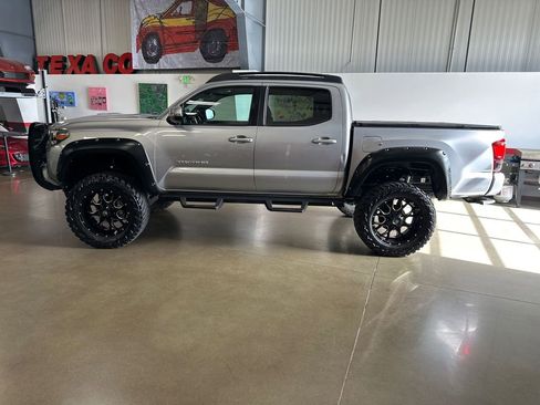 Used 2019 Toyota Tacoma TRD Sport image 7