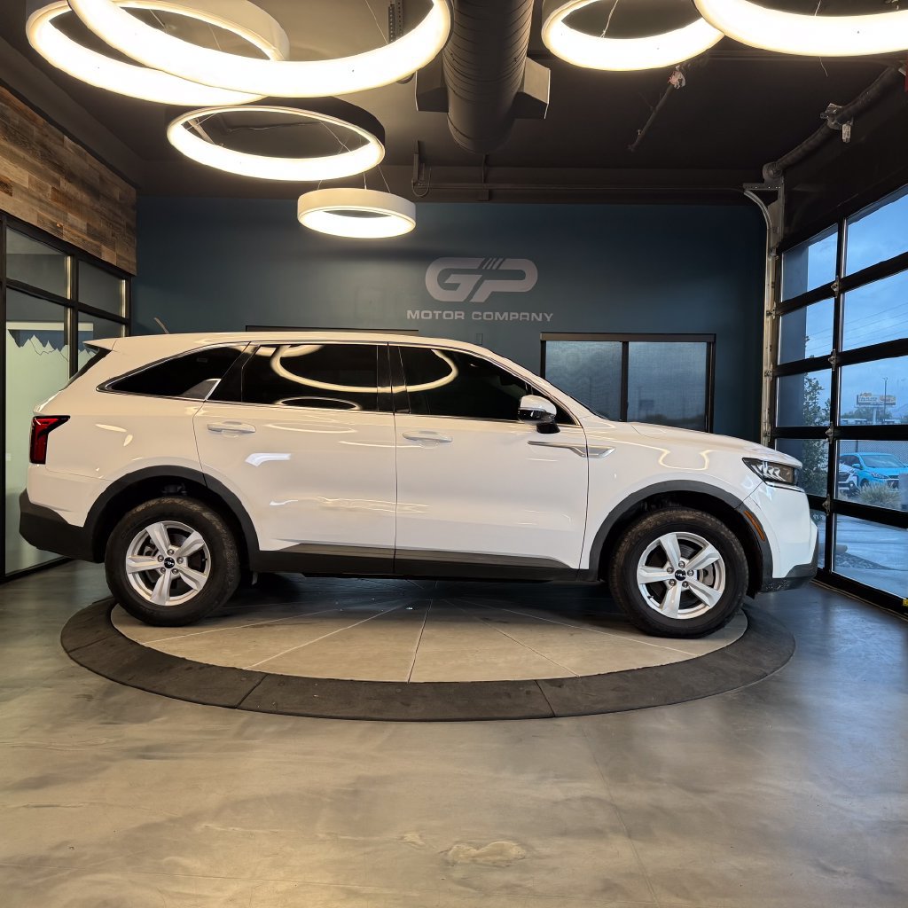 Used 2023 Kia Sorento LX AWD/4WD image 2