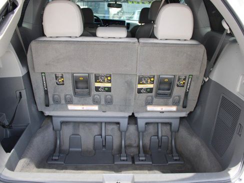 Used 2015 Toyota Sienna XLE FWD image 5