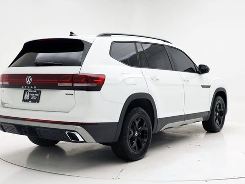 Used 2024 Volkswagen Atlas Peak Edition SE image 9