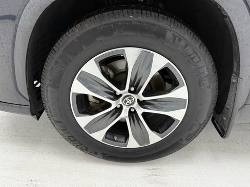 Used 2023 Toyota Highlander XLE FWD image 6