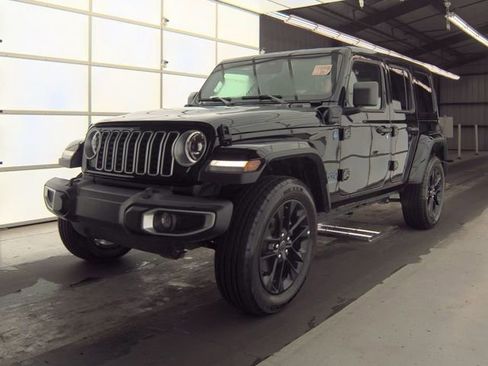 Used 2025 Jeep Wrangler Unlimited Sahara w/ Safety Group image 9