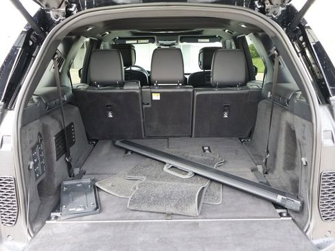 Used 2025 Land Rover Discovery Metropolitan Edition AWD/4WD image 15