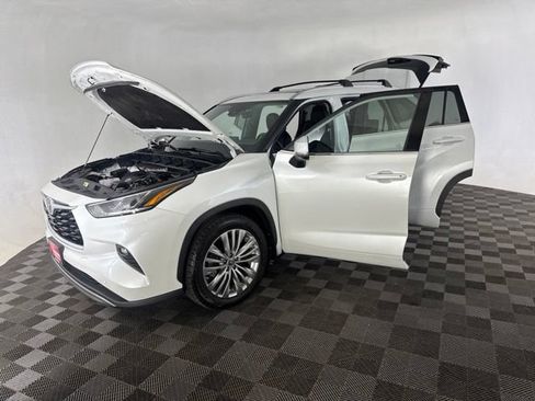Used 2024 Toyota Highlander Platinum AWD/4WD image 10