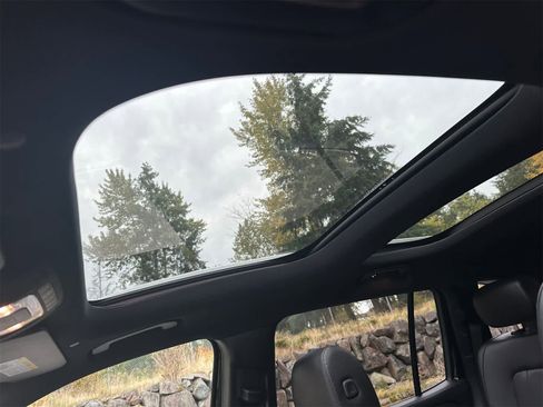 Used 2020 Mercedes-Benz GLB 250 4MATIC w/ Premium Package image 16