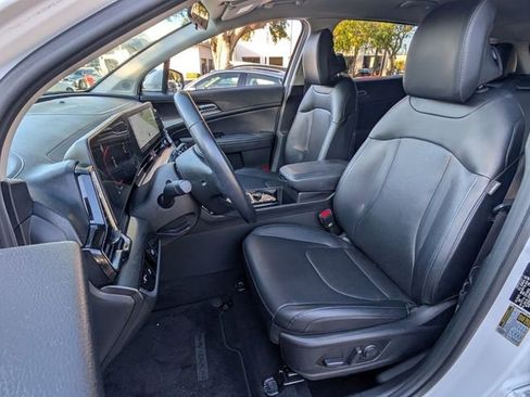 Used 2024 Kia Sportage EX image 11