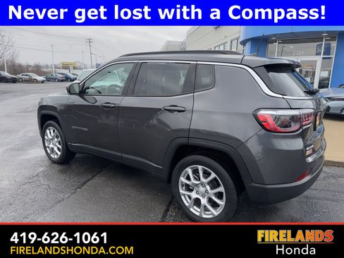 Used 2024 Jeep Compass Latitude image 3