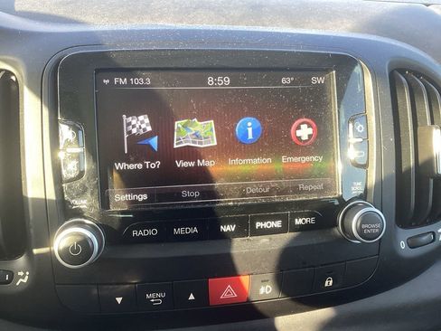 Used 2017 FIAT 500L Trekking w/ Dual-Pane Sunroof Package image 5