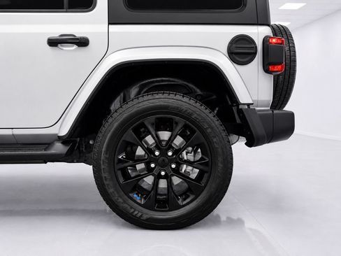 Used 2023 Jeep Wrangler Unlimited Sahara AWD/4WD image 11
