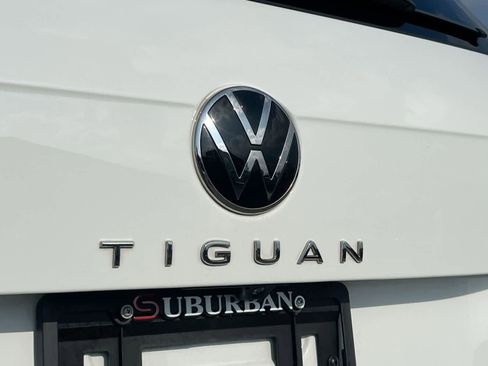 Used 2022 Volkswagen Tiguan SE w/ Panoramic Sunroof Package image 12