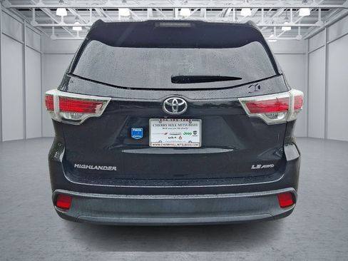 Used 2015 Toyota Highlander LE AWD/4WD image 4