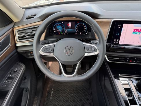 Used 2024 Volkswagen Atlas SE image 14