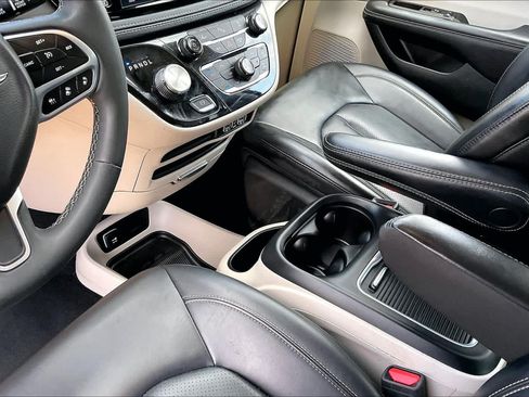 Used 2023 Chrysler Pacifica Touring-L FWD image 16