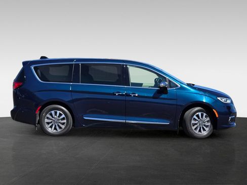 Used 2023 Chrysler Pacifica Limited FWD image 3