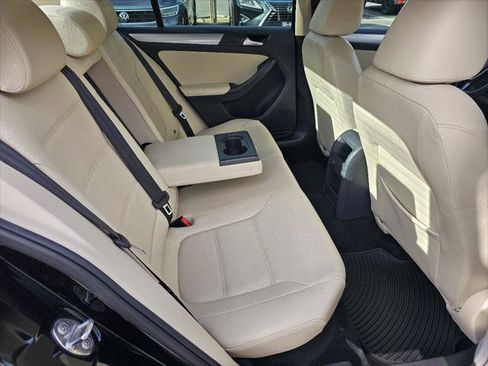 Used 2017 Volkswagen Jetta SE image 6
